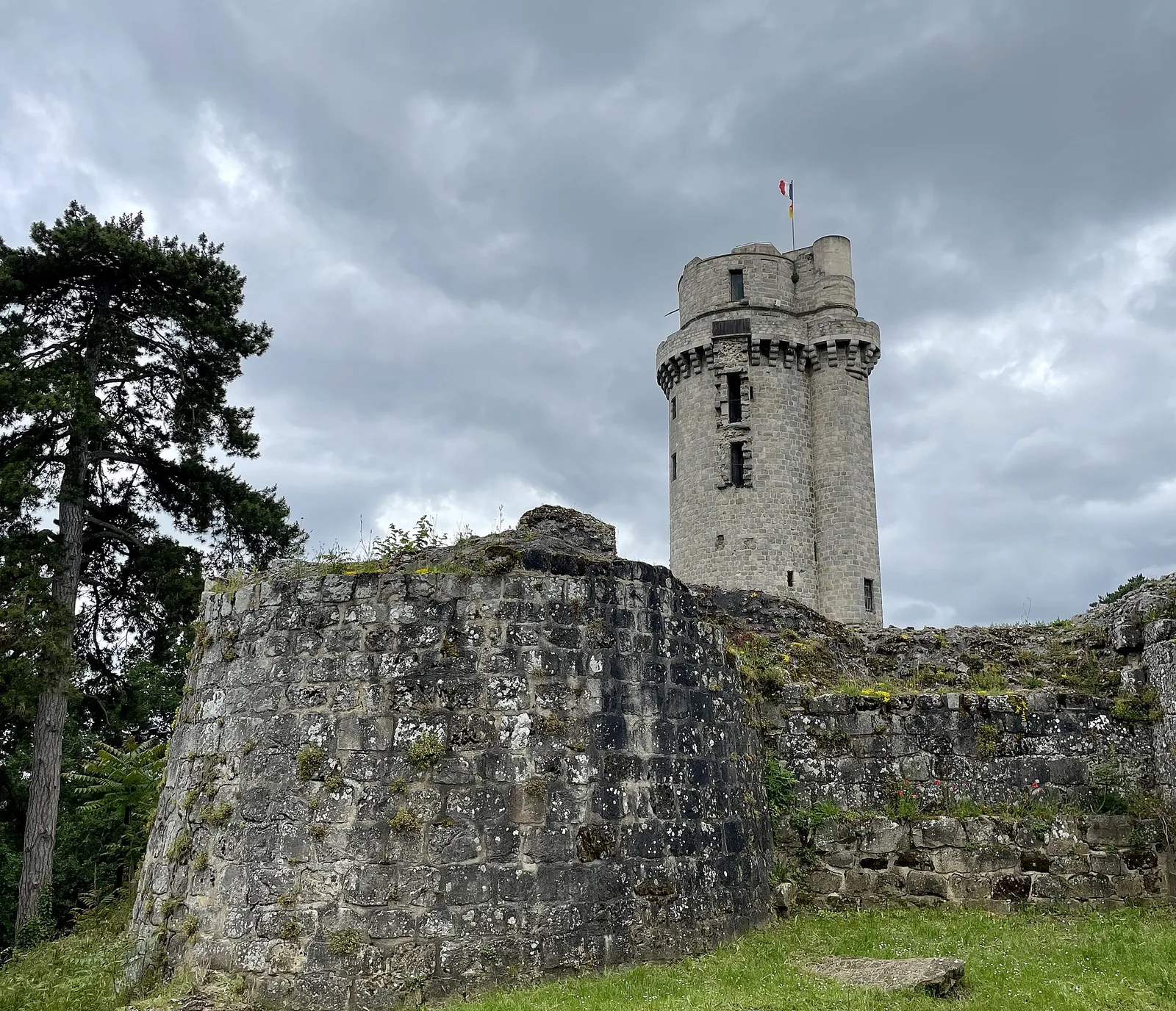 Ancien château, Montlhéry – Essonne
