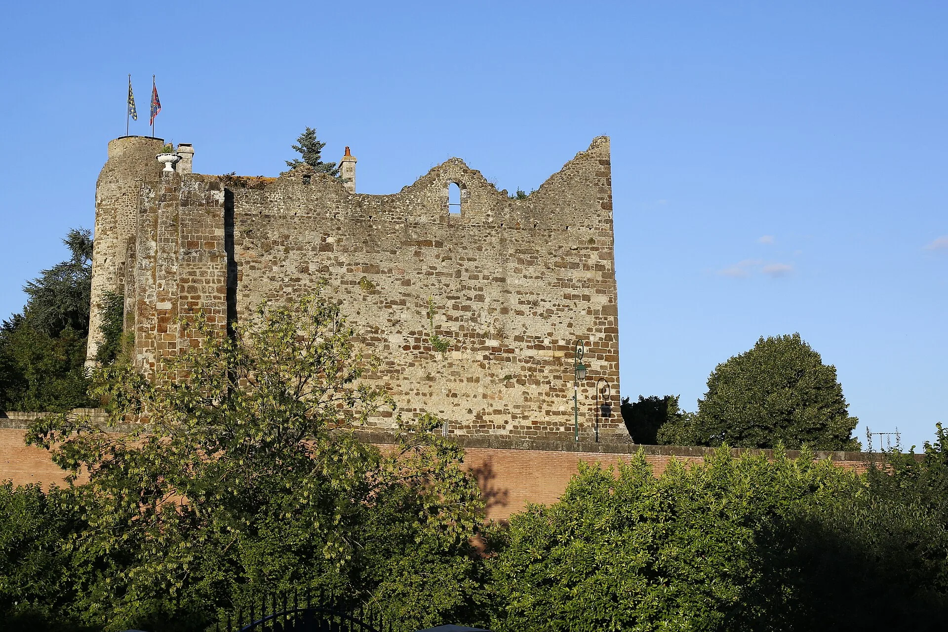 Château de Beaumont-sur-Sarthe, Beaumont-sur-Sarthe – Sarthe