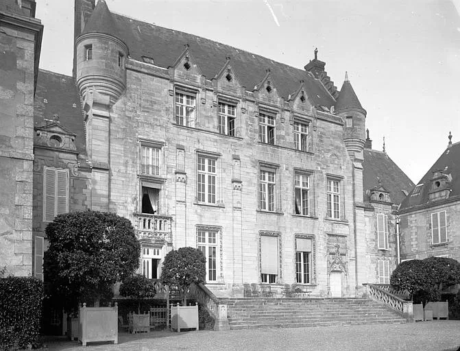 Château de Fresneaux-Montchevreuil, Fresneaux-Montchevreuil – Oise