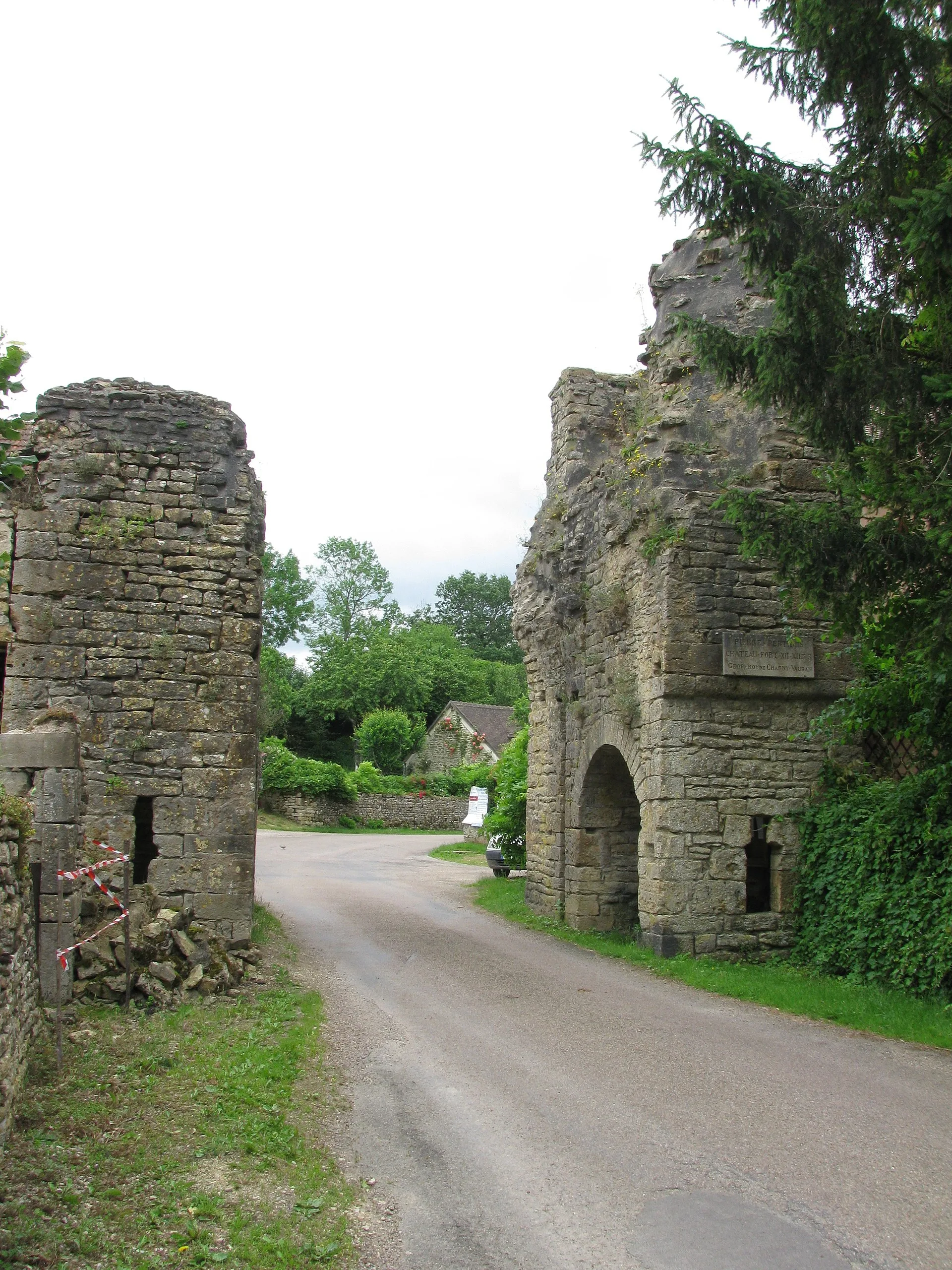 Château de Pierre-Perthuis, Pierre-Perthuis – Yonne