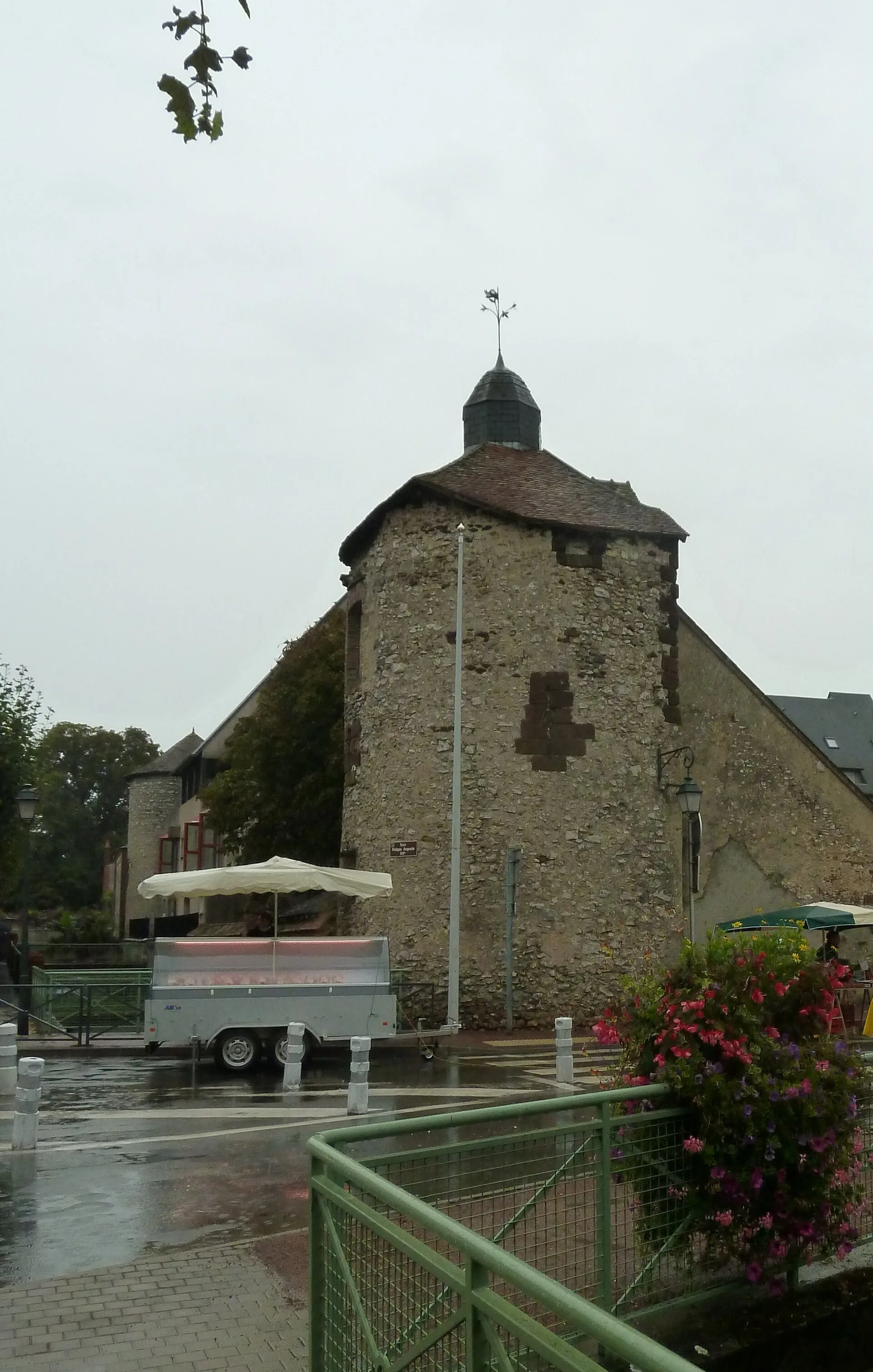 Enceinte d'Aubigny-sur-Nère, le Mail Guichard