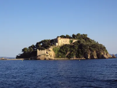 Fort de Brégançon et îlot qui le supporte