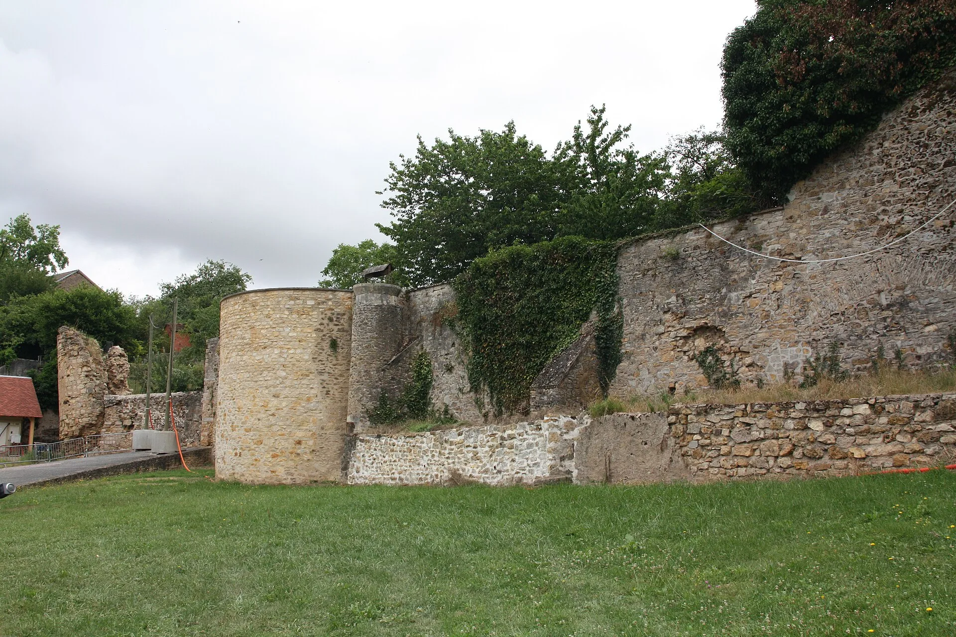 Fortifications d'Ainay-le-Château