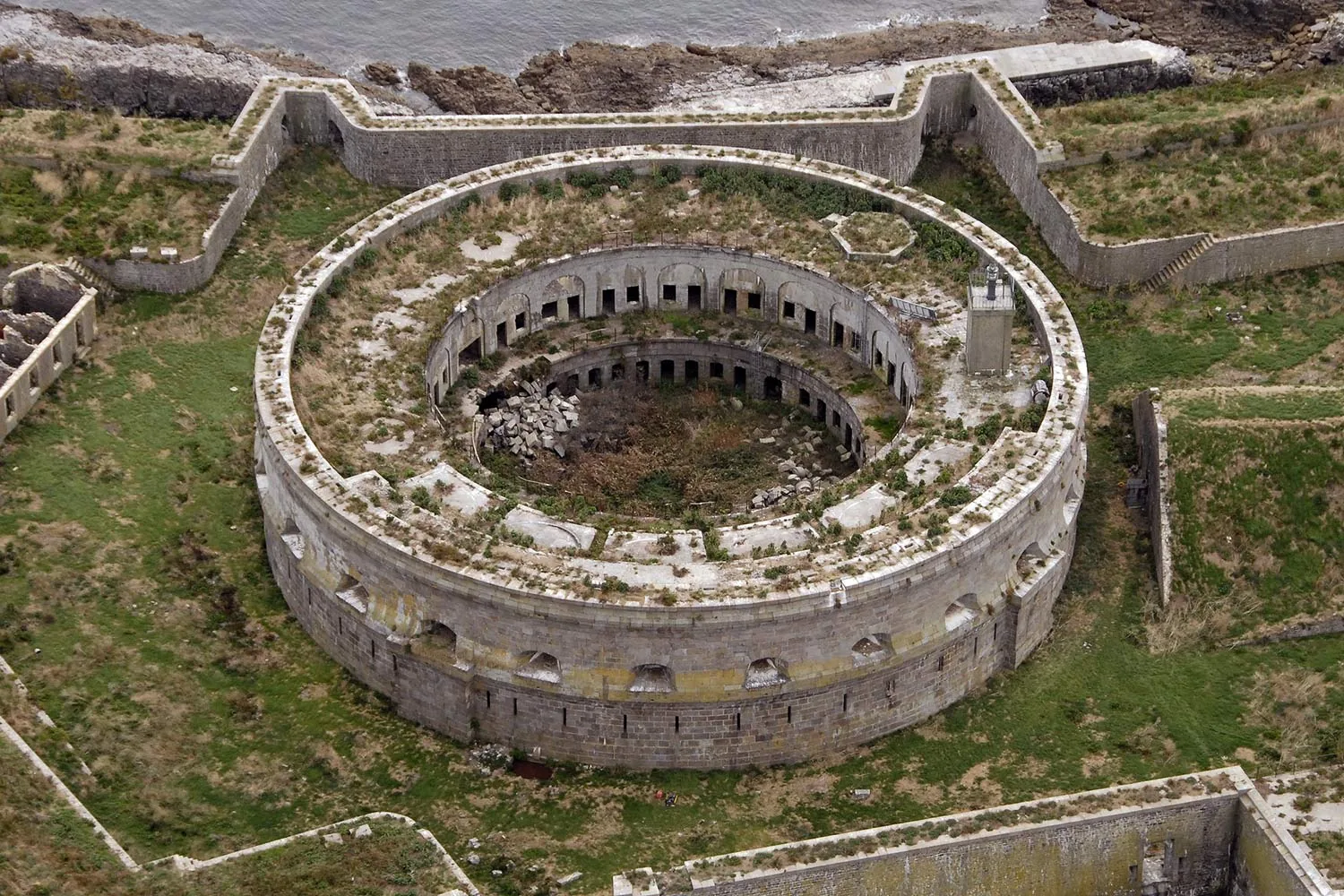 Fortifications des îles Saint-Marcouf, Saint-Marcouf – Manche