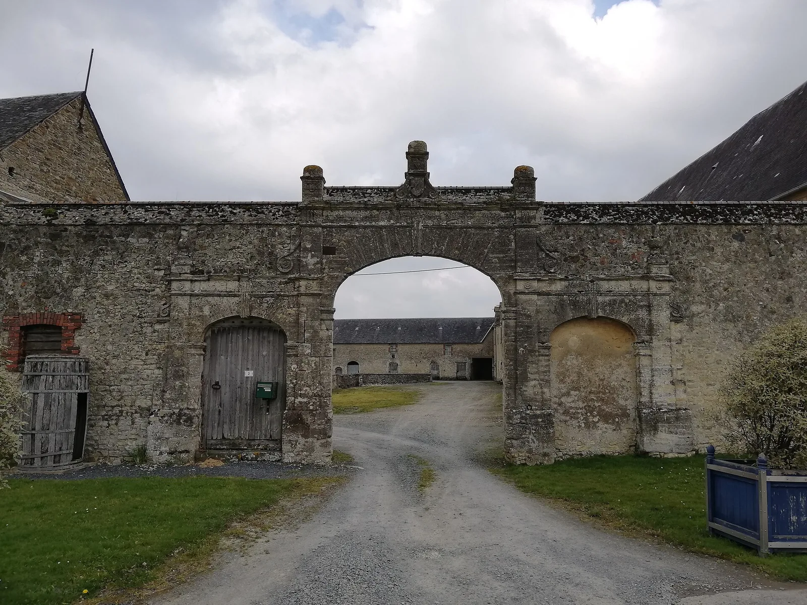 Manoir, à l'ouest de l'église