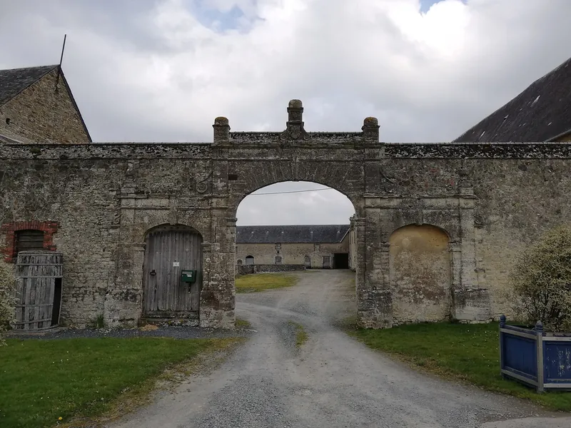 Manoir, à l'ouest de l'église
