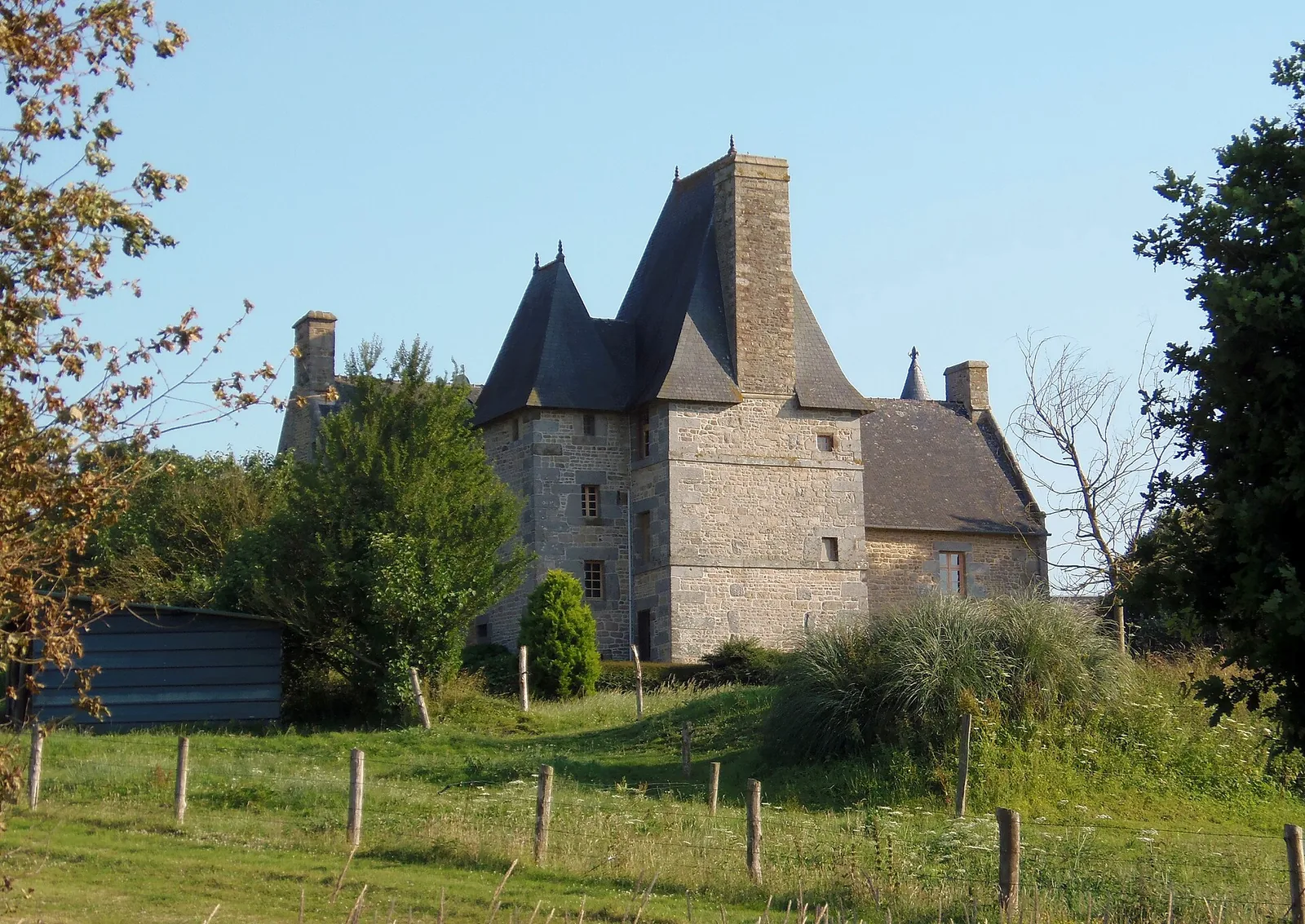 Manoir de Dougeru et son colombier, Saint-Aubin-de-Terregatte – Manche