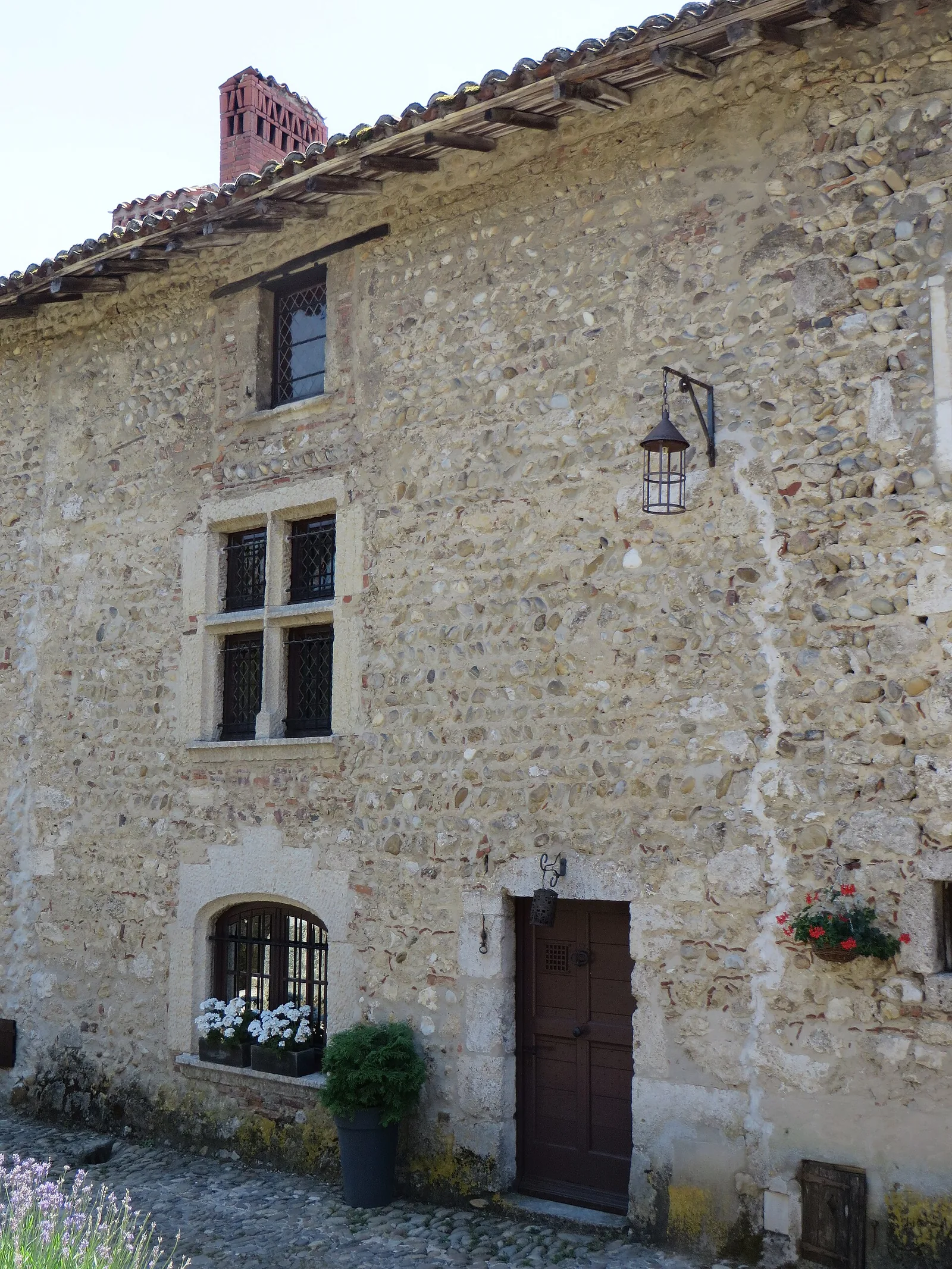 Rempart attenant à l'immeuble dit maison du sergent de justice